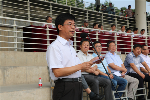 西安财经学院党委书记杨涛同志向陕西陆军预备役高炮师第四团赠送锦旗